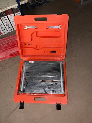 une boîte à outils avec des outils à l'intérieur sur le sol