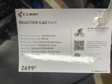 l'étiquette de prix d'un vélo posé sur une table
