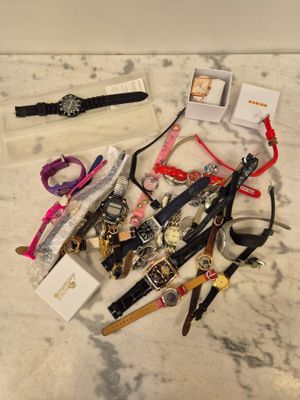 beaucoup de bracelets et de montres sur la table
