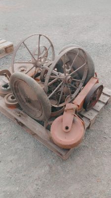 une vieille machine posée à même le sol