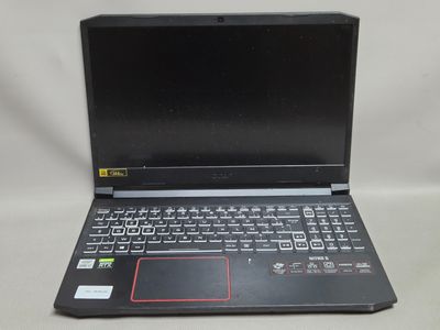un ordinateur portable noir avec un clavier rouge posé sur une table