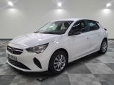 une voiture blanche est garée sur le sol à carreaux d'un garage