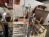un homme qui se tient à côté d'une échelle métallique