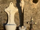 une statue de Jésus sur la croix à côté d'un crucifix