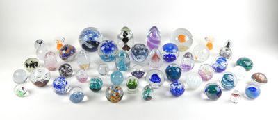 de nombreuses perles de verre de différentes couleurs sur un fond blanc