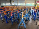 une grande salle remplie d'une multitude de machines de toutes sortes