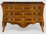 La commode est en bois et comporte quatre tiroirs.