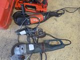 une boîte à outils rouge contenant des outils, posée par terre