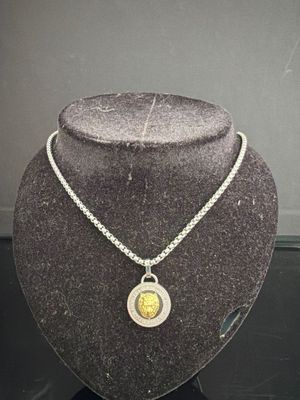 collier en argent avec un pendentif en pierre jaune monté sur une chaîne en argent