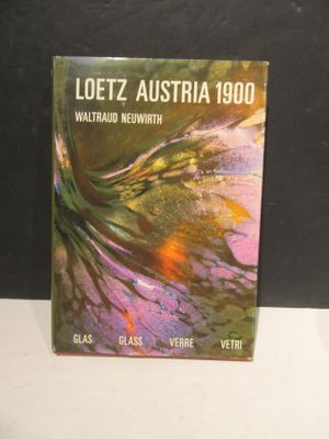 un livre posé sur une table