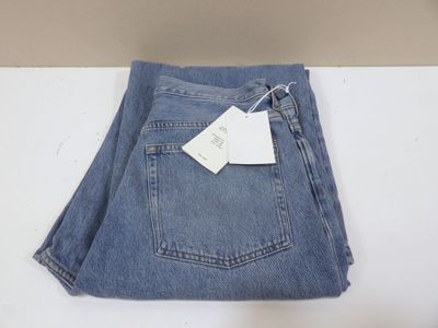 les jeans sont empilés les uns sur les autres sur la table