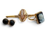 un gros plan sur une paire de boucles d'oreilles et une broche