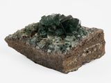 un morceau de roche surmonté de cristaux verts