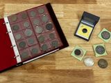 un livre avec des pièces de monnaie et une calculatrice à côté