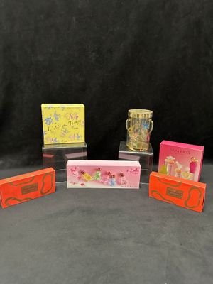 quatre petites cartes aux motifs variés posées sur une table