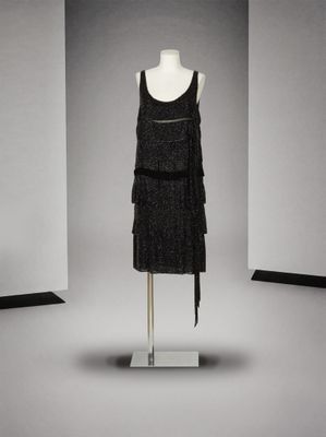 une image d'une robe noire sur un mannequin