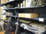 une pièce avec beaucoup d'objets sur les étagères