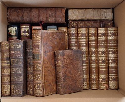 une boîte remplie de vieux livres posée sur une étagère