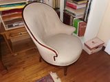 une chaise placée devant une bibliothèque