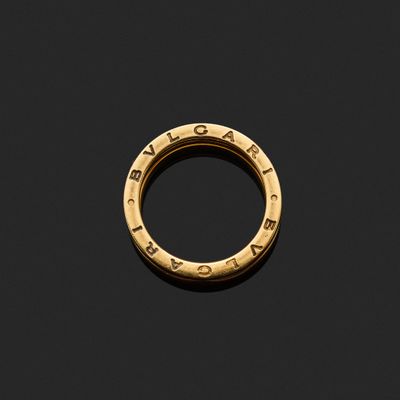 une bague en or sur laquelle est gravé le mot « amour »