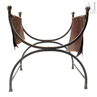 un banc en métal sur lequel sont posées deux chaises en cuir