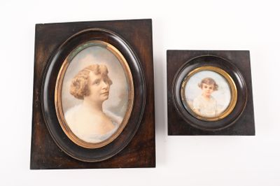 deux portraits encadrés représentant une femme et un garçon, dans un cadre en bois