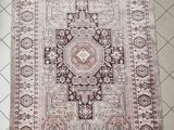 le tapis est posé sur le sol dans la pièce