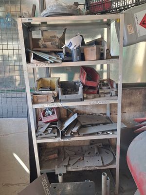 une étagère chargée d'objets dans un garage