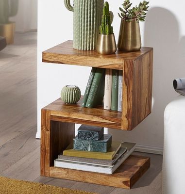 une étagère en bois sur laquelle est posé un cactus