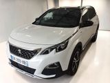 la voiture blanche est garée dans le garage de l'immeuble