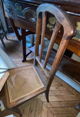 une chaise posée par terre à côté d'une table