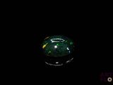 une photo d'une boule en verre noire et verte