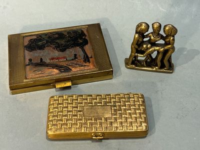 une boîte dorée sur laquelle figurent deux personnes assises sur un banc
