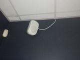 une télécommande fixée au plafond