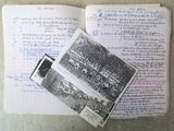 la photo d'un livre sur lequel figure la photo d'un homme