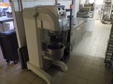 une image d'une cuisine avec un mixeur et d'autres appareils électroménagers