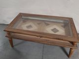 une image d'une table basse avec un plateau en verre