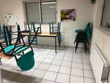 une pièce contenant beaucoup de chaises et de tables