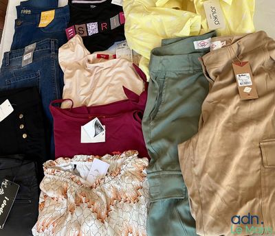 de nombreux vêtements de toutes sortes étalés par terre