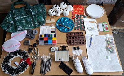 une table sur laquelle se trouvent de nombreux objets, notamment des ciseaux, des ciseaux et d'autres objets