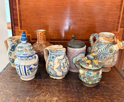 de nombreux types de vases différents posés sur une table
