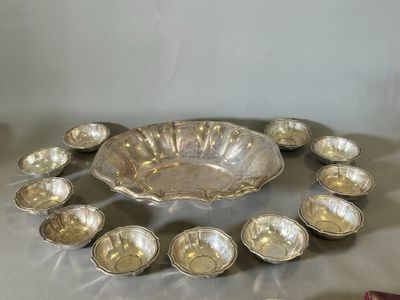 un plateau en argent sur lequel sont disposés de nombreux plats en argent