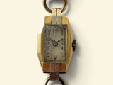 une image d'un gros plan d'une montre-bracelet sur une surface blanche