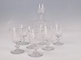 six verres à vin empilés les uns sur les autres sur une table