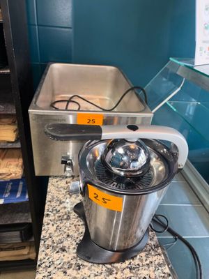 un mixeur posé sur le comptoir d'une cuisine