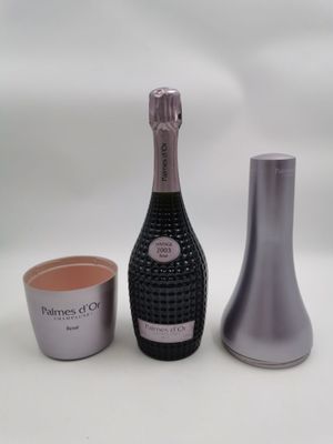 une bouteille de champagne à côté d'une tasse et d'une bouteille de vin