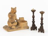 deux bougeoirs et une figurine d'ours sur fond blanc