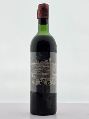 une bouteille de vin posée sur une table