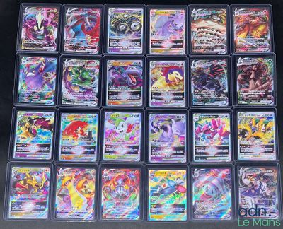 Une grande collection de cartes Pokémon est exposée sur une table.