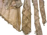 plusieurs morceaux de tissu sont disposés sur une surface blanche